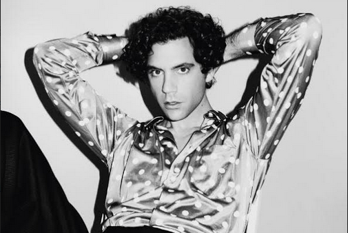Mika racconta il nuovo disco My Name is Michael Holbrook a Vanity Fair: “Nasce da una crisi creativa e da una rivelazione”