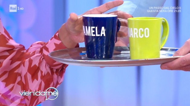 Vieni da me: la telefonata di Ambra Angiolini per Laura Freddi (che non beve dalle tazze di Pamela Prati e Marco Caltagirone)