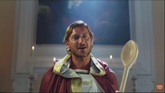 Romolo + Giuly 2, lo spot con Totti che diventa Santo (Video)