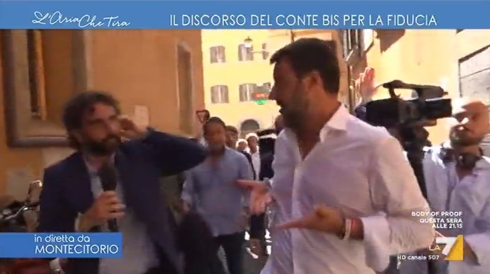 L’Aria che tira, Salvini respinge l’inviato in diretta: “Non vedi come sto?” (Video)