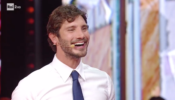 Stasera tutto è possibile, tranne i paragoni scorretti tra Amadeus e Stefano De Martino. Che se la cava