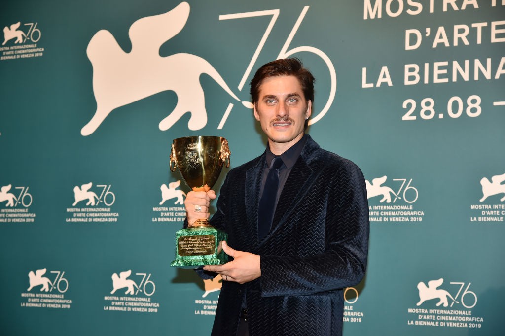 Venezia 2019: Codacons polemizza su dedica e premio di Luca Marinelli