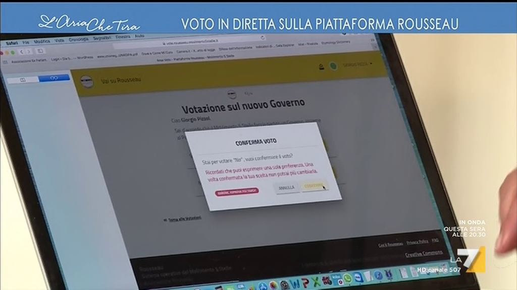L’Aria che tira mostra il voto in diretta di un iscritto M5S sulla piattaforma Rousseau ma il sito si blocca (VIDEO)