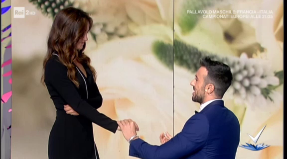 Detto Fatto, la proposta di matrimonio in diretta è un fallimento (video)