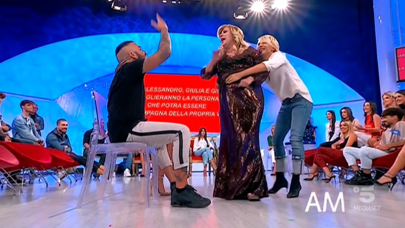 Maria De Filippi moralizzatrice di Er Faina: a Uomini e donne la lezioncina sul “web che insulta”
