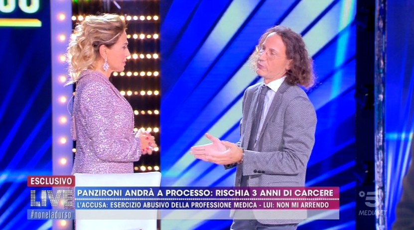 Live – Non è la d’Urso, Panzironi si presenta in studio in manette (VIDEO)