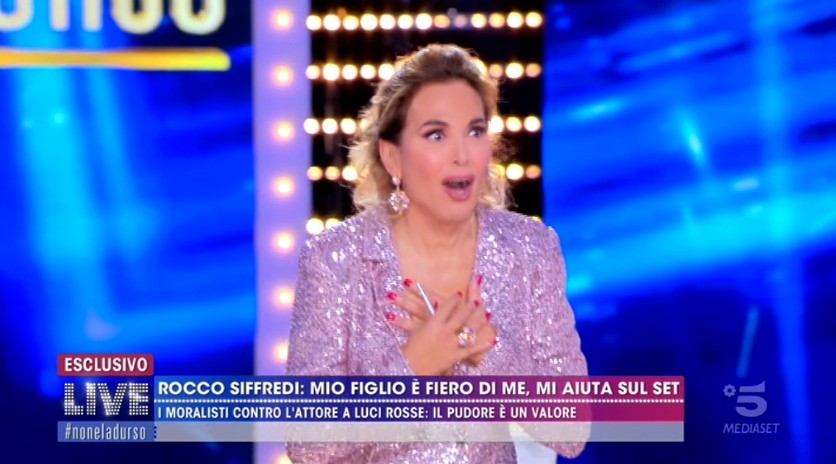 Rocco Siffredi: “Al funerale di mia madre mi sono fatto praticare sess0 orale”. D’Urso reagisce così (VIDEO)