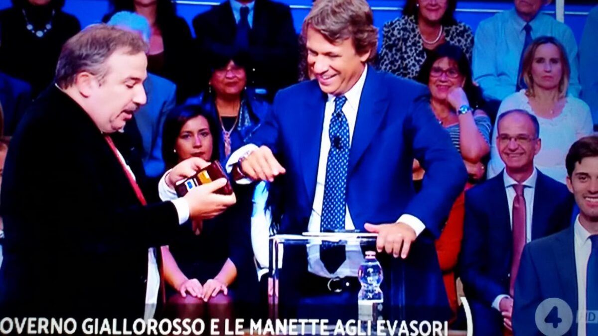 Quarta Repubblica, Telese ‘scippa’ il portafoglio a Porro: “Ci sono mille euro, tra un po’ sarai fuorilegge”