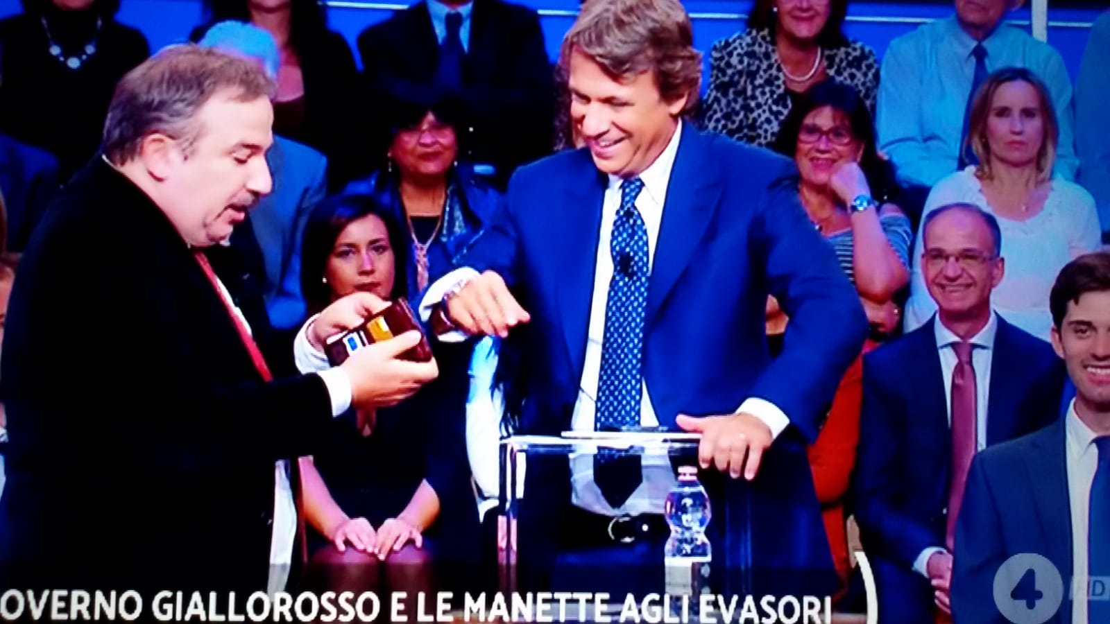 Quarta Repubblica, Telese ‘scippa’ il portafoglio a Porro: “Ci sono mille euro, tra un po’ sarai fuorilegge”