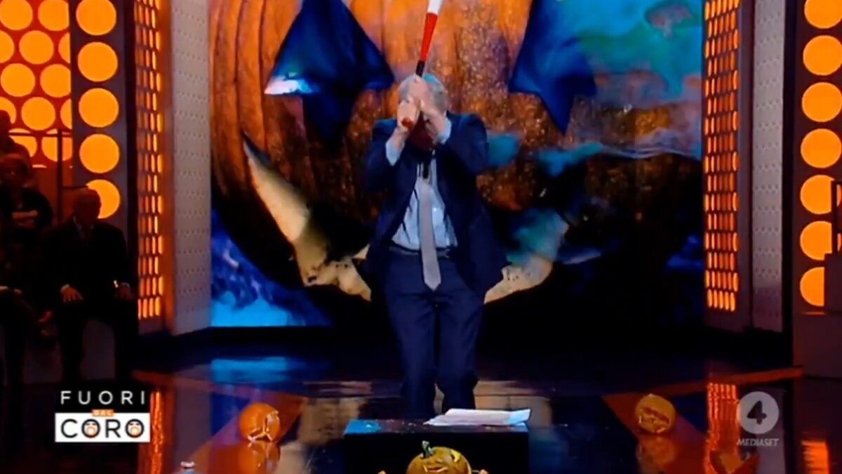 Fuori dal coro, Mario Giordano distrugge le zucche di Halloween. Quando la realtà supera Ubaldo Pantani (Video)