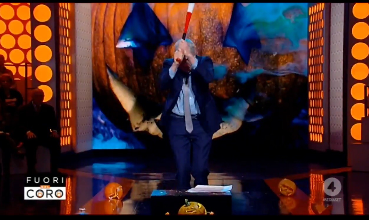 Fuori dal coro, Mario Giordano distrugge le zucche di Halloween. Quando la realtà supera Ubaldo Pantani (Video)