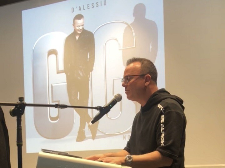 Gigi D’Alessio e la conferenza stampa di Noi Due. “Ho subito dei pregiudizi. Ci ho messo 27 anni per avere delle collaborazioni”