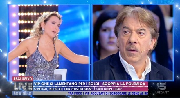 Live – Non è la D’Urso, Marco Columbro: “Non faccio un programma sulla mia pelle”. Barbara D’Urso non ci sta: “Una polemica inutile, è poco carino…” (VIDEO)