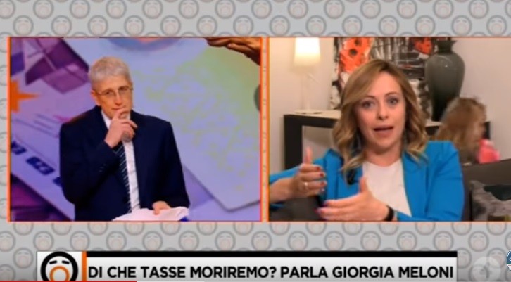 “Amore, prendi la scimmia…”. La figlia di Giorgia Meloni disturba l’intervista a Fuori dal coro
