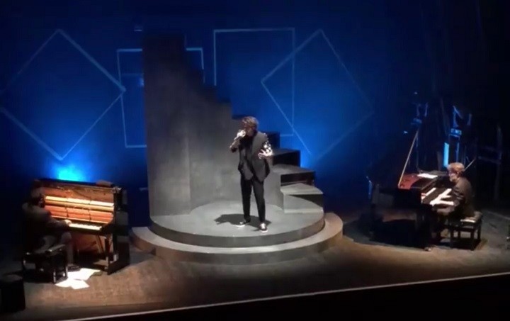 Michele Bravi è tornato a cantare dal vivo: il racconto di com’è andata (video)