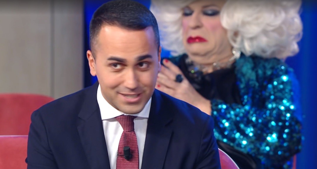Maurizio Costanzo Show, continue smorfie di Platinette durante l’intervista a Di Maio