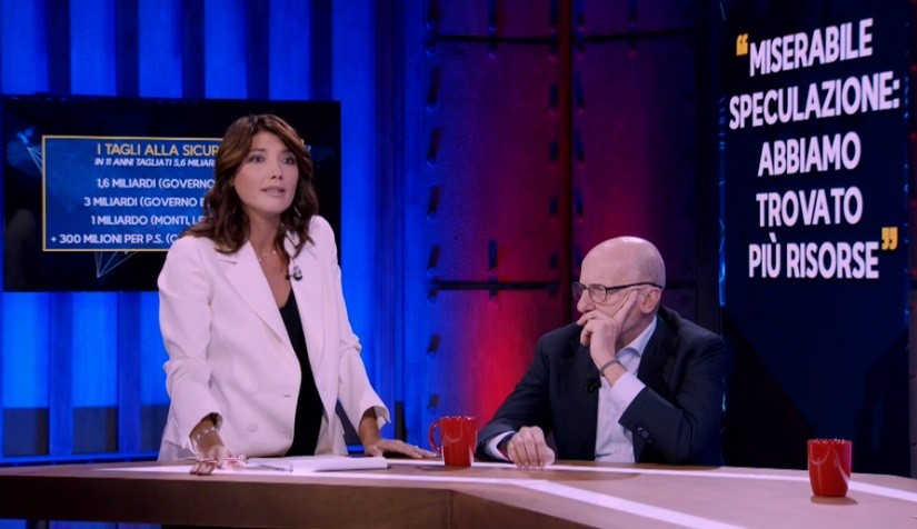 Fake, Sallusti se ne va in anticipo e critica il programma. L’irritazione della Petrini