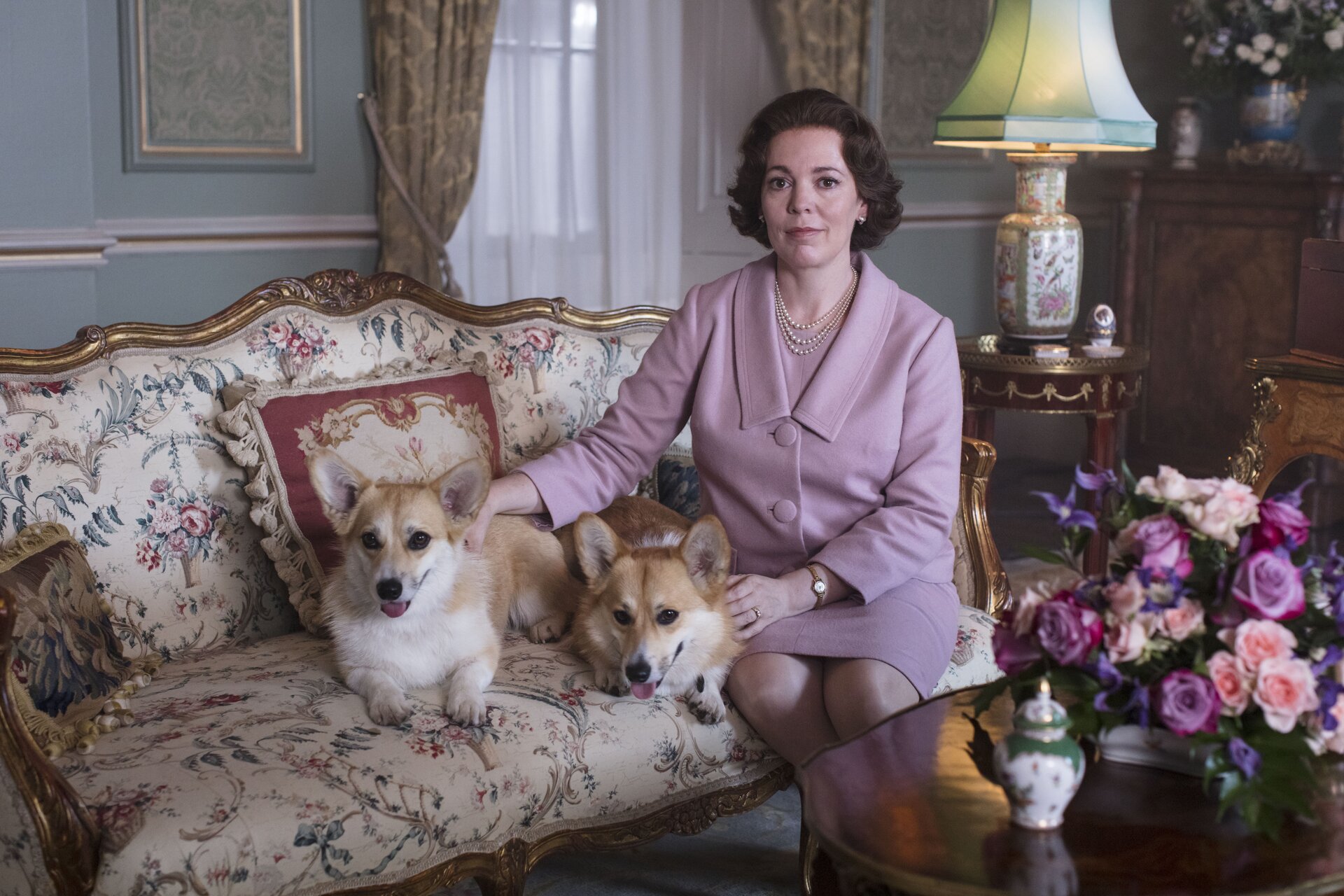 The Crown, Olivia Colman regale nel trailer della terza stagione (video)