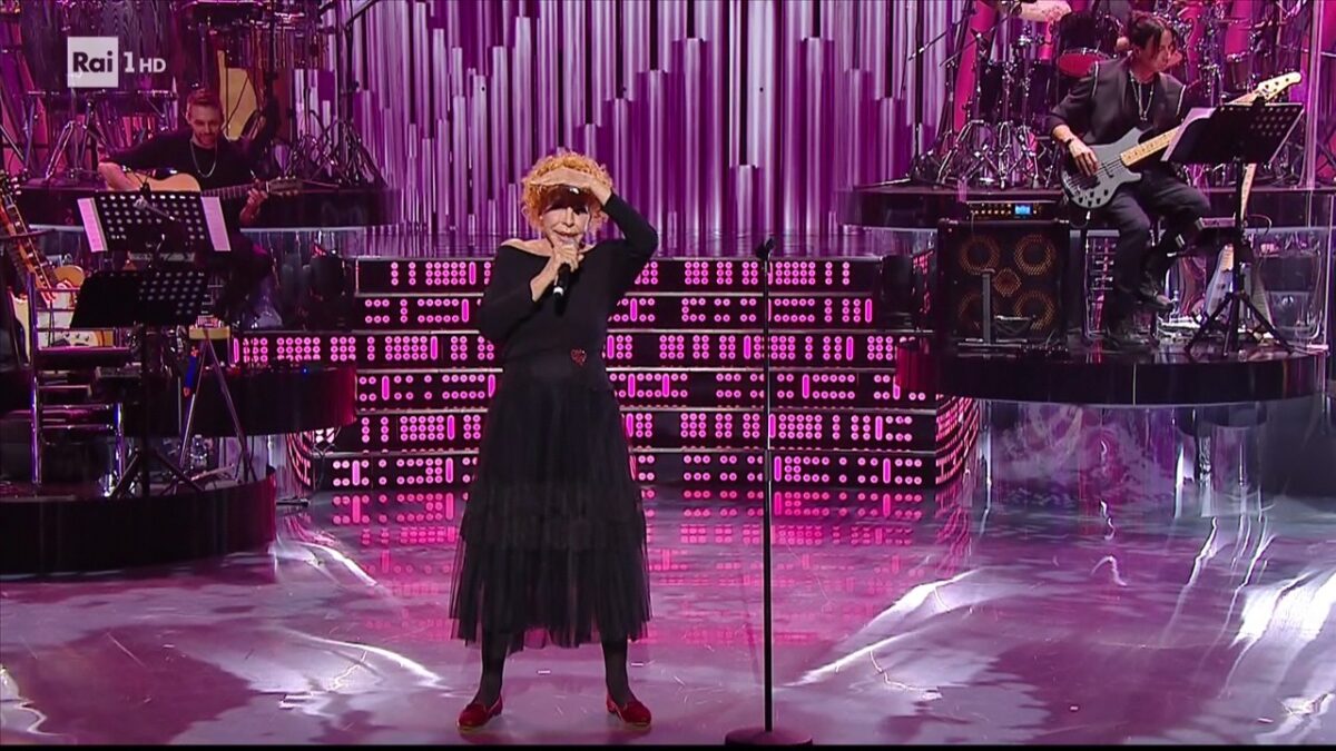 Una Storia da Cantare, Ornella Vanoni non si rende conto della diretta ed è subito show