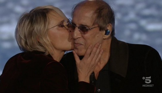 Maria De Filippi e Gianni Morandi stravolgono e salvano Adrian (e Celentano canta!)