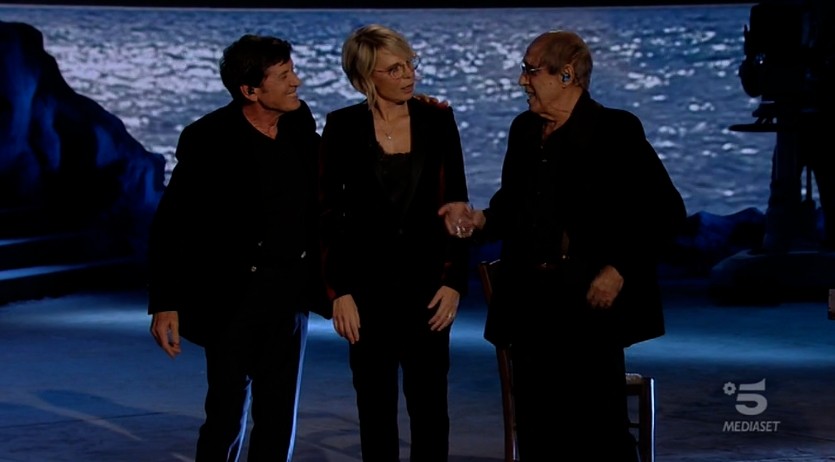 Maria De Filippi e Gianni Morandi stravolgono e salvano Adrian (e Celentano canta!)