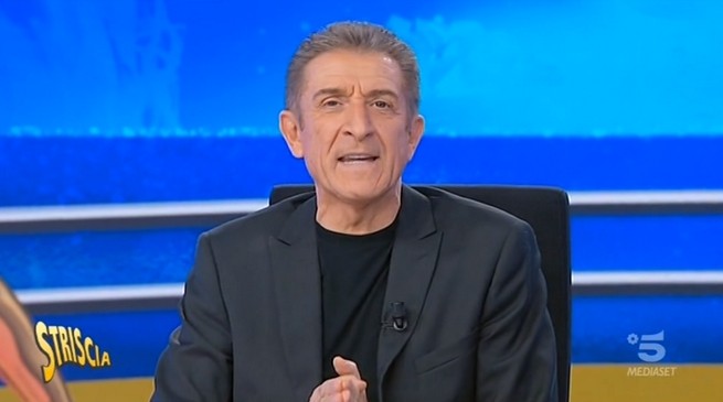 Striscia la notizia, Barbara d’Urso collega dei cani e il gioco di parole su Baglioni merd@: satira o offese?