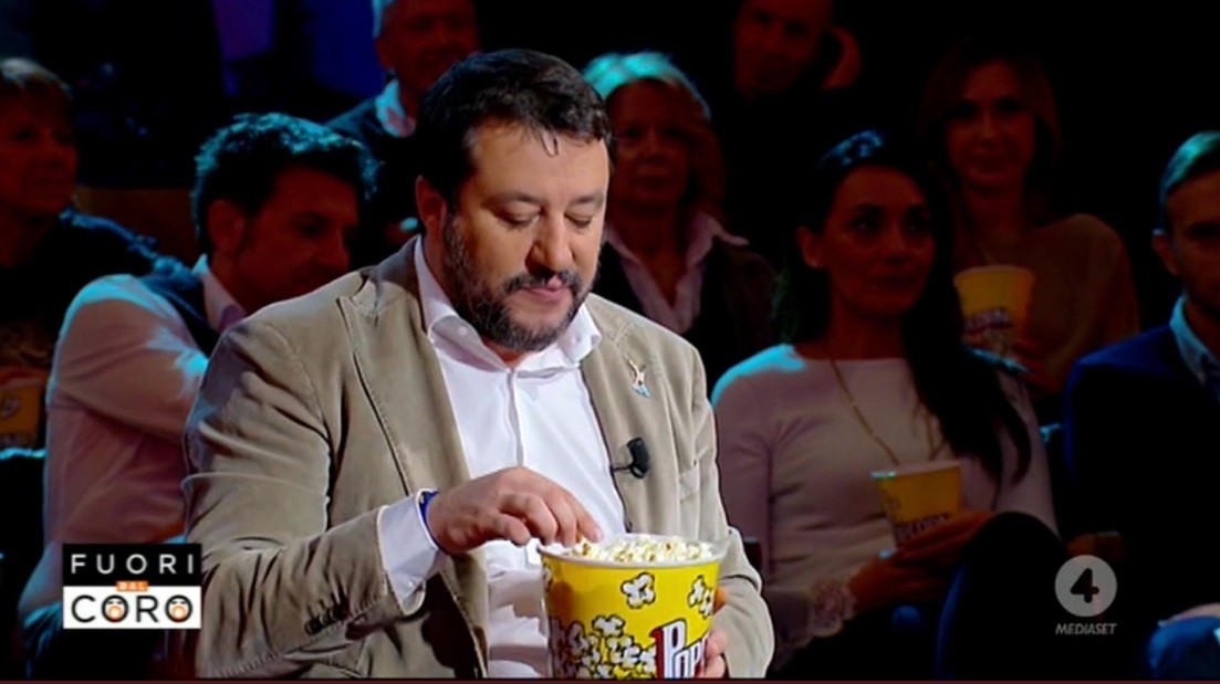 Fuori dal coro, Salvini intervistato mentre mangia i pop corn
