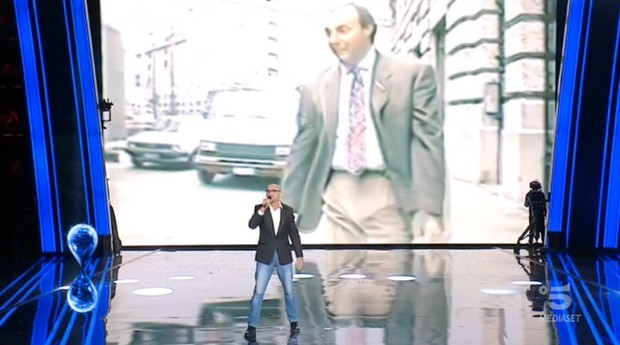 Tu sì que vales, un concorrente omaggia Gerry Scotti e la hit Smile: “Mi ha aiutato a sciogliermi con le donne!” (Video)
