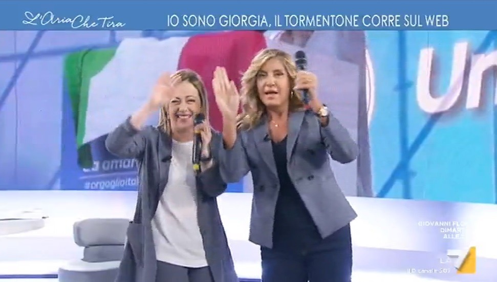 L’Aria che tira, Myrta Merlino canta e balla con Giorgia Meloni (Video)