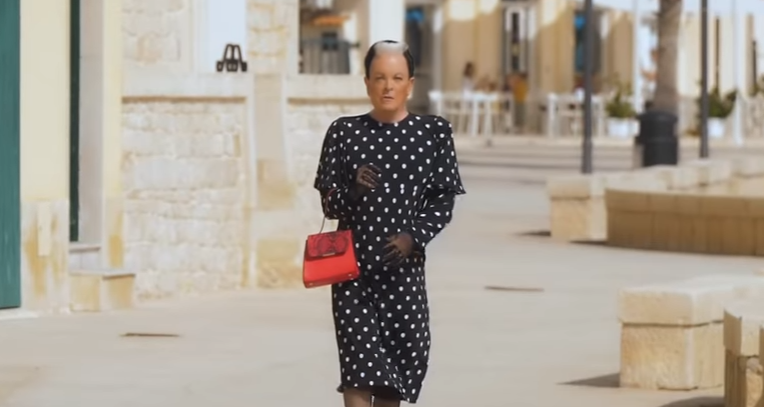 Cristiano Malgioglio omaggia Monica Bellucci nel video “Notte perfetta”: la risposta dell’attrice