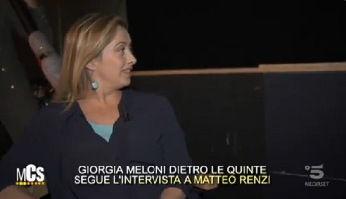 Maurizio Costanzo Show, ecco il Giorgia Dixit. La Meloni si trasforma (a sua insaputa) in Mara Maionchi