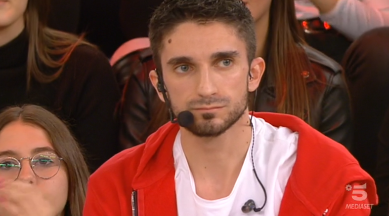 Amici 19, Skioffi è ammesso alla sfida e vince contro Gabriele: il cantante ottiene il banco