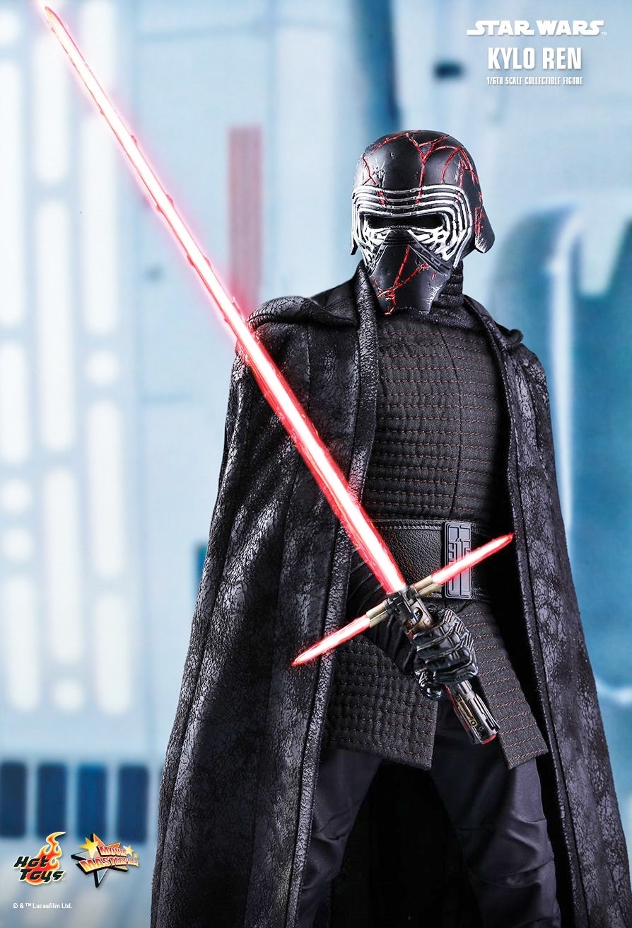 Star Wars 9: nuova action figure “Hot Toys” di Kylo Ren con casco danneggiato