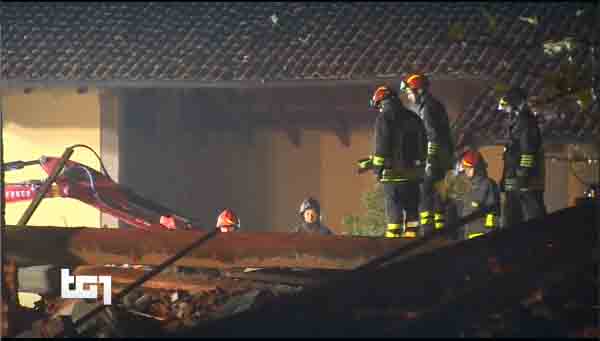 Tg1 trasmette l’ultima telefonata con i Vigili del Fuoco moribondi: necessario?
