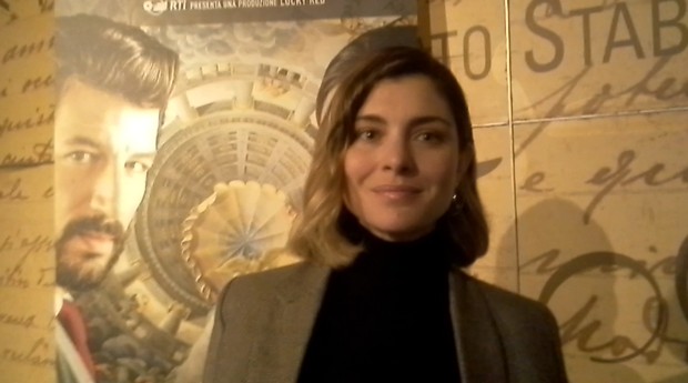 Il Processo, Vittoria Puccini a Blogo: “Essere credibile come PM è stata la sfida. Recitare con la toga è un sogno che si realizza!” (Video)