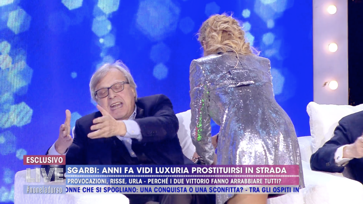 Live – Non è la d’Urso, silenzi e risate agli sgarbi di Sgarbi