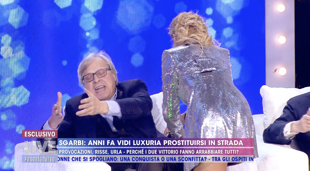 Live – Non è la d’Urso, silenzi e risate agli sgarbi di Sgarbi