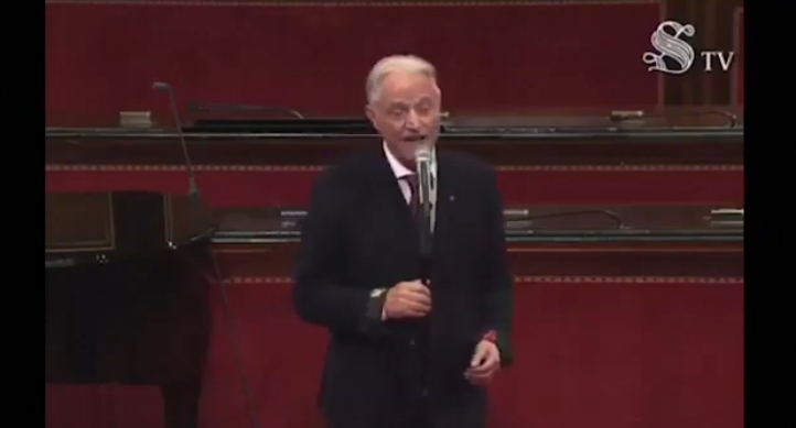 Amedeo Minghi canta Vattene Amore in Senato e il video diventa virale