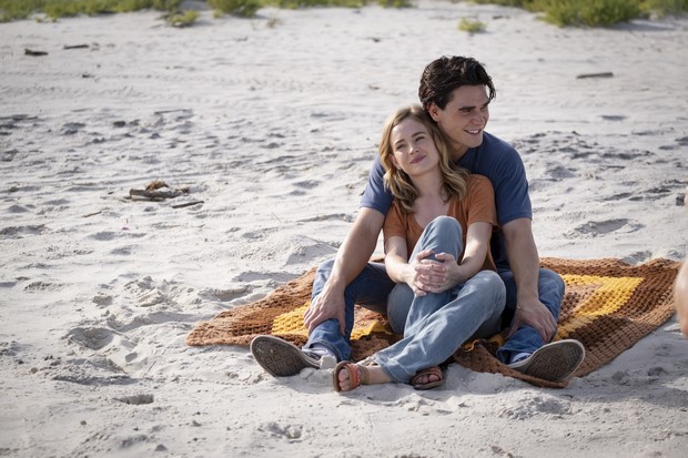 Cosa mi lasci di te: foto e locandine del film con Britt Robertson