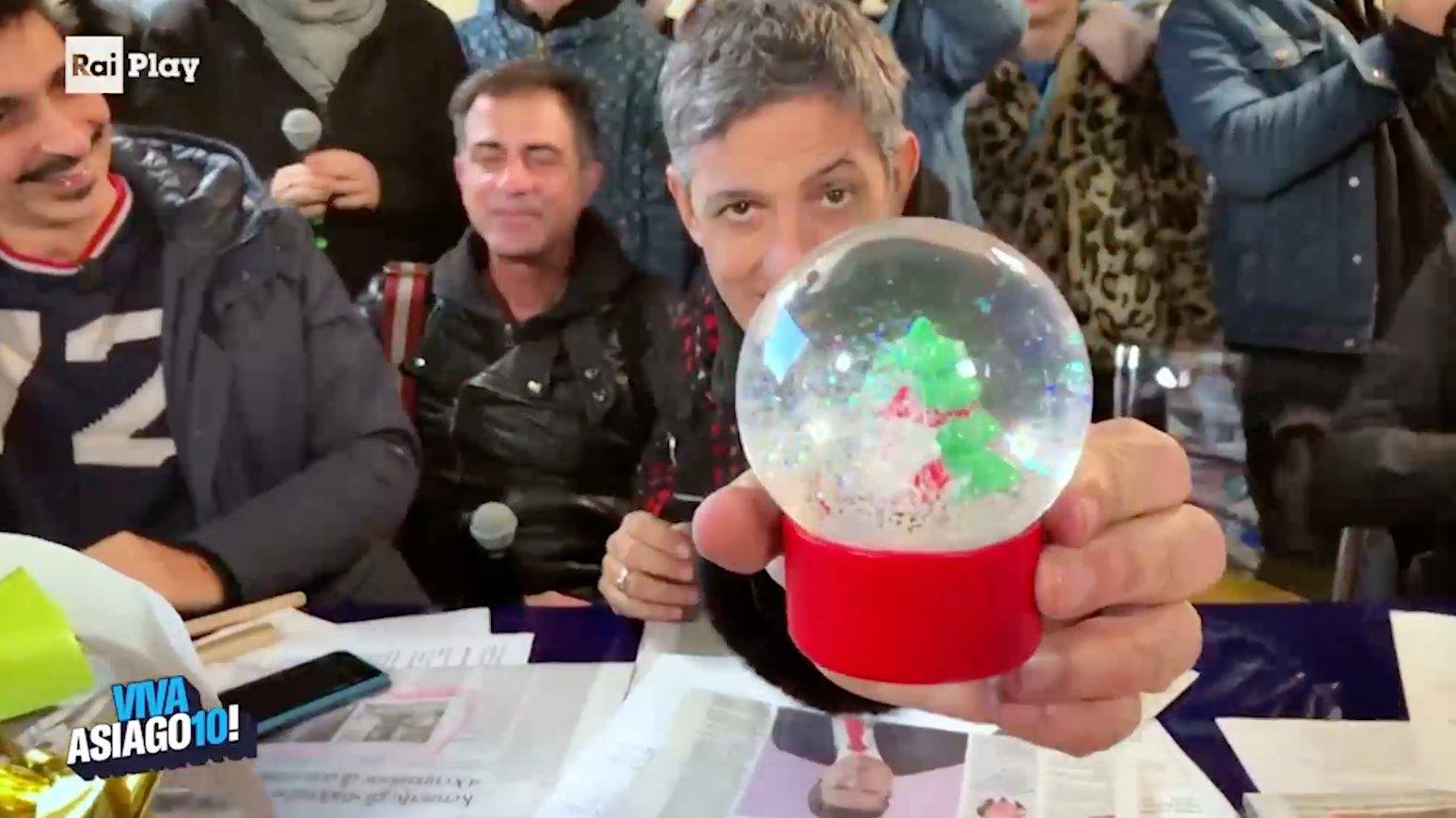 Fiorello canta la Canzone di Natale di Viva RaiPlay