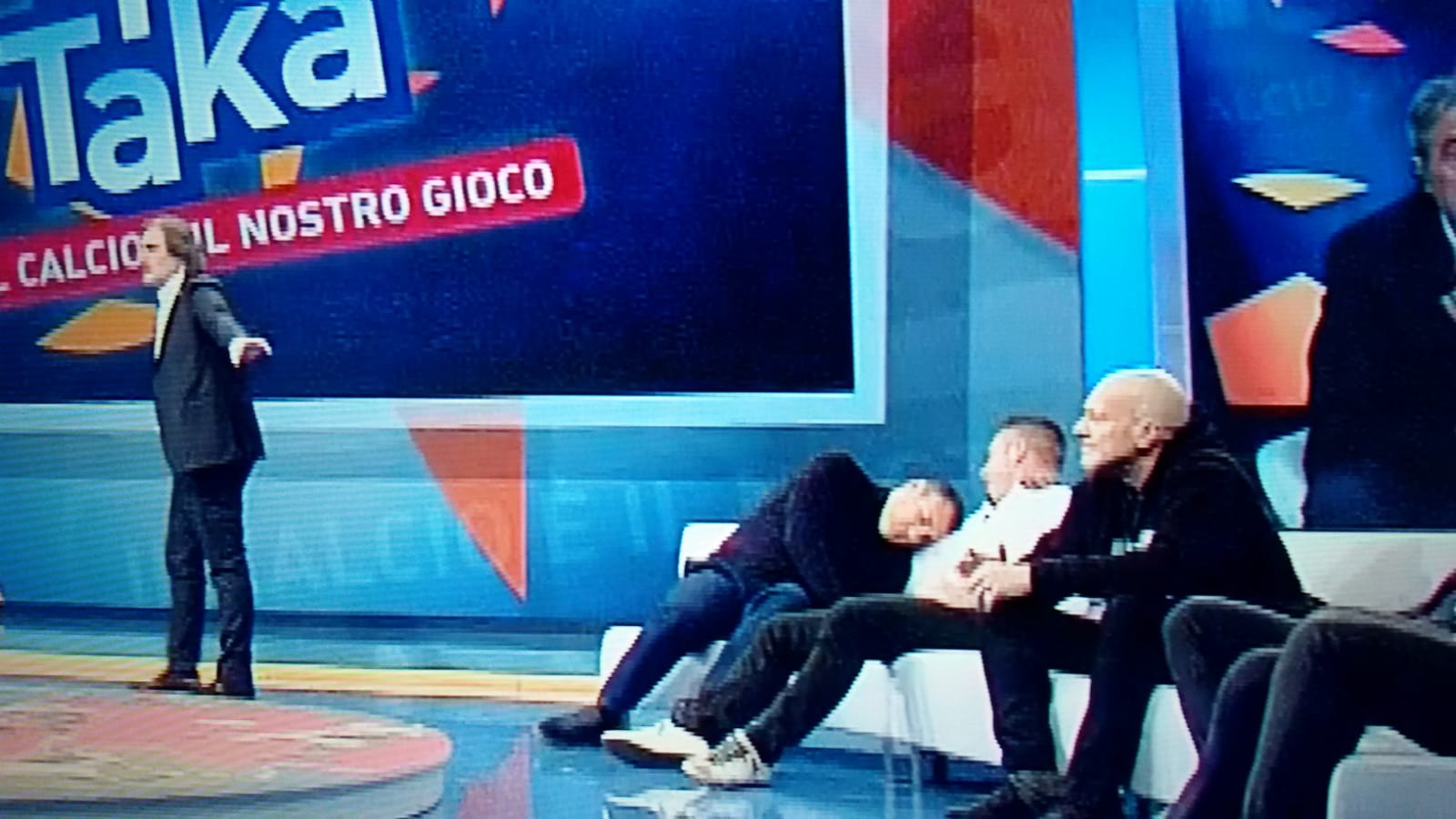 Tiki Taka, Lotito troppo ‘loquace’ e Christian Vieri si addormenta per protesta