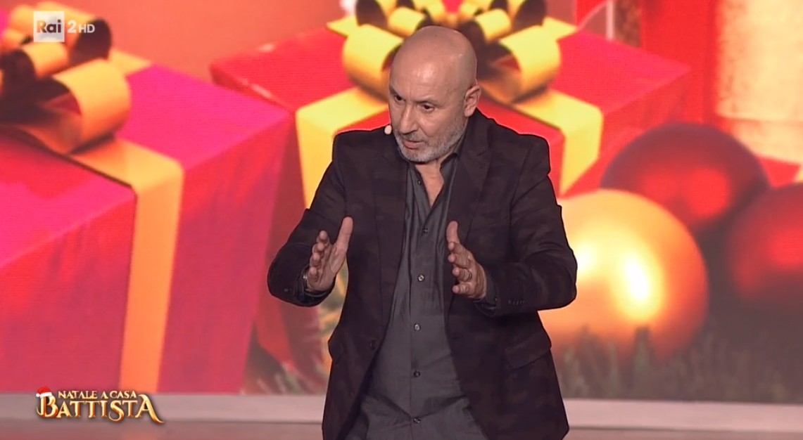 Natale a casa Battista: Maurizio Battista porta a casa lo show natalizio con scioltezza