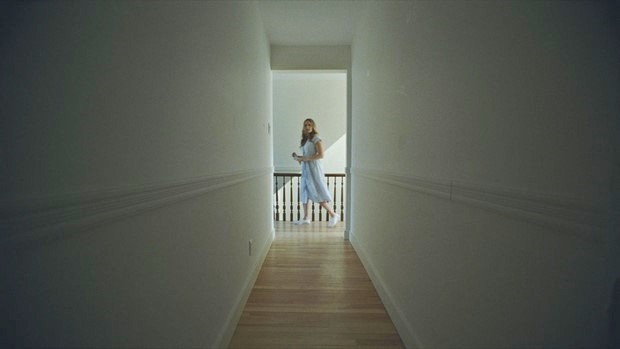 The Lodge: foto e locandina del thriller horror con Alicia Silverstone
