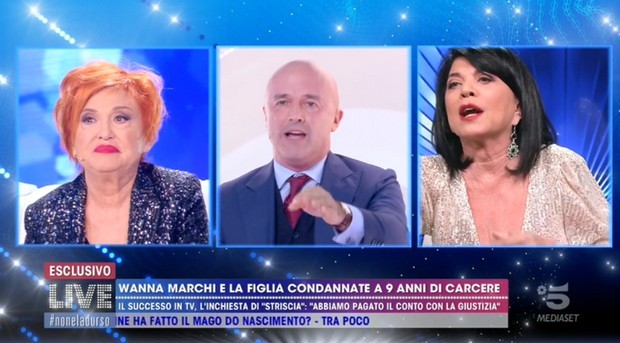 Live – Non è la D’Urso, Wanna Marchi e Stefania Nobile litigano con Gianluigi Nuzzi (Video)
