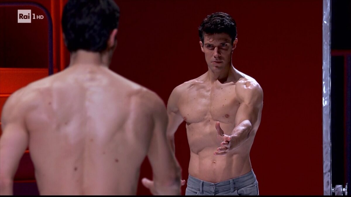 Danza con me: Bolle gioca al varieté ma l’incanto è (solo) nella danza