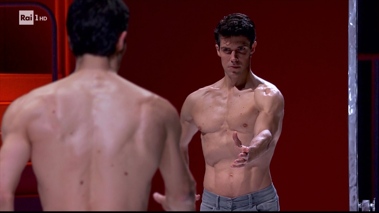 Danza con me: Bolle gioca al varieté ma l’incanto è (solo) nella danza