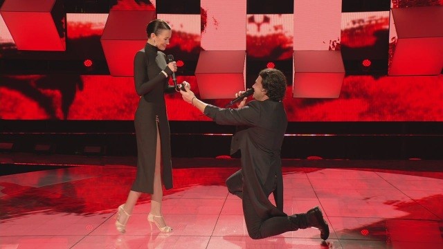 All together now, la proposta di matrimonio di Vittorio Grigolo alla fidanzata Stefania Seimur (VIDEO)