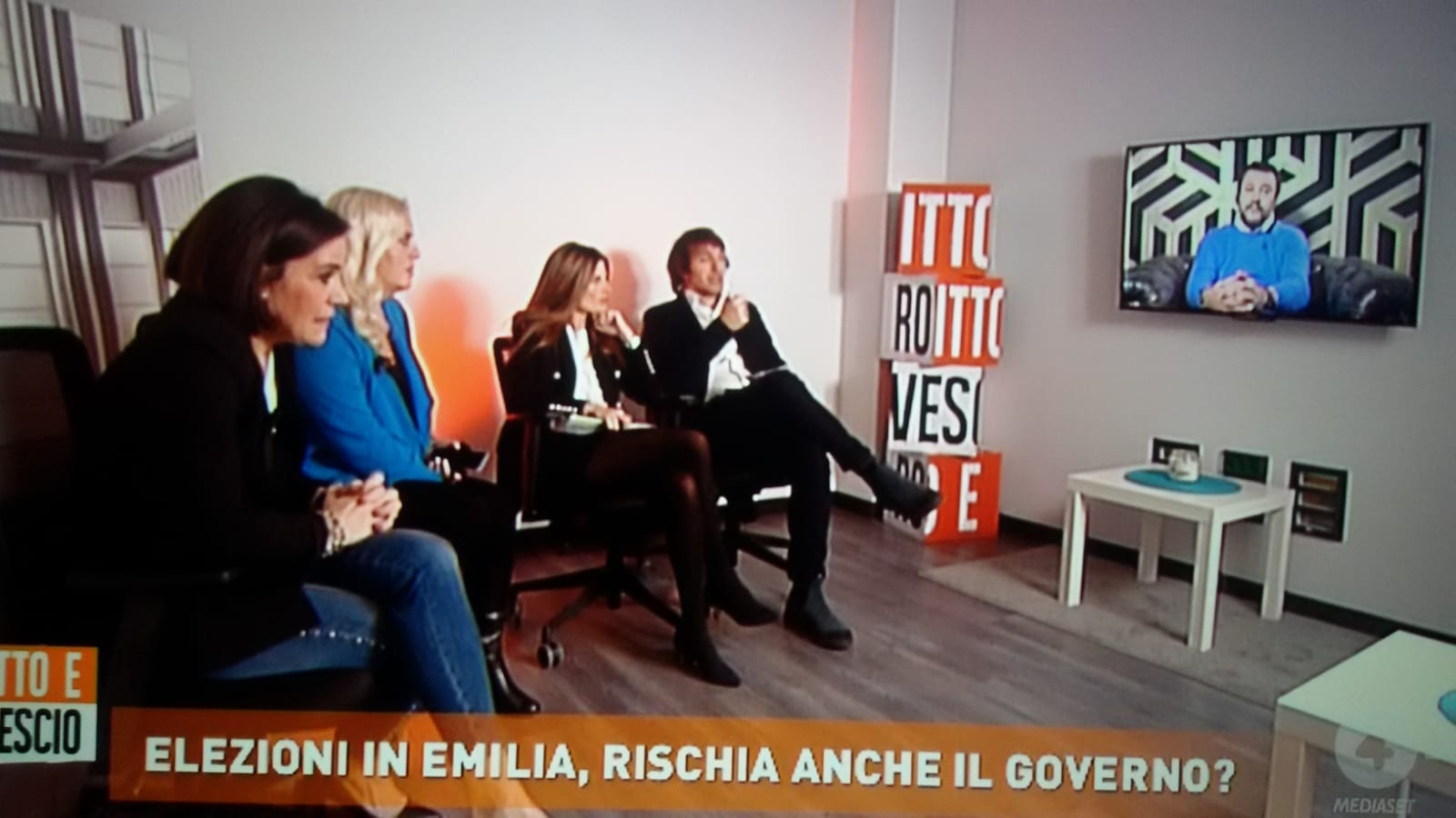 Dritto e rovescio, telecamere nella sala d’attesa. Gli ospiti guardano la tv come il pubblico a casa