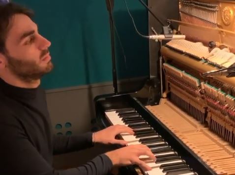 Alberto Urso canta Angela di Checco Zalone: guarda il video