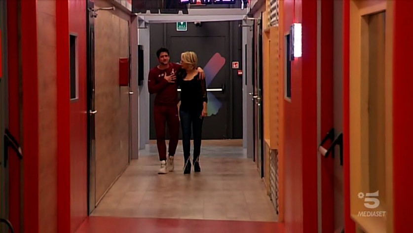Amici 19: la grazia di Maria De Filippi salva Javier dal linciaggio generale (video)